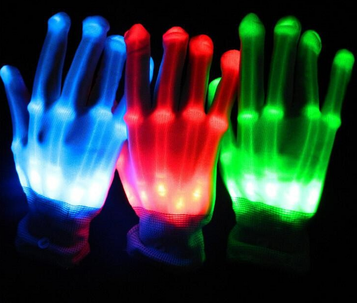 Verlichte Halloween kinderhandschoenen met skeletprint en LED-lampjes voor extra zichtbaarheid.