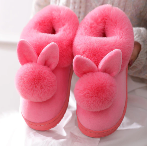 Vooraanzicht van zachte, warme konijn pantoffels; comfortabele huispantoffels voor unisex gebruik en ontspanning.