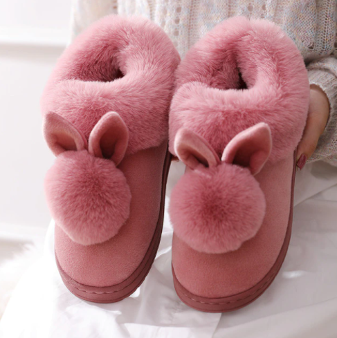 Leuk cadeau idee: zachte konijn pantoffels. Warme en comfortabele unisex pantoffels voor thuisgebruik.