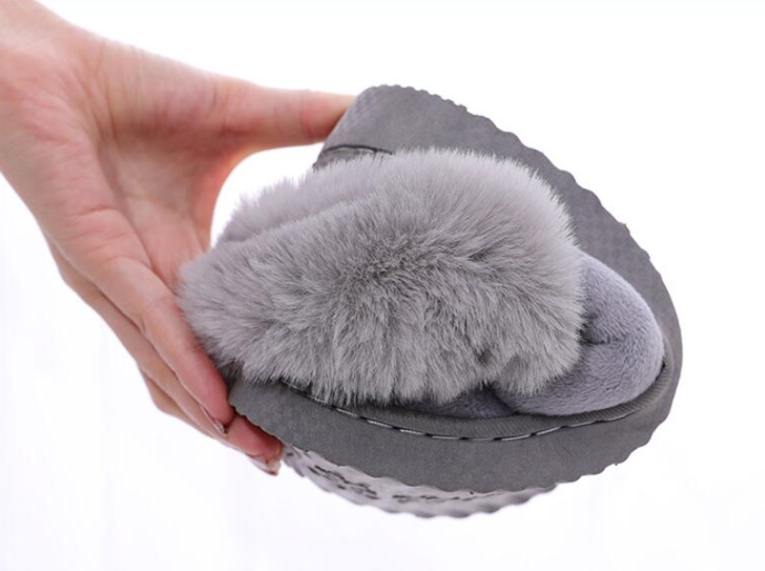 Een paar zachte konijn pantoffels, knus en warm. Ideale comfortabele unisex huispantoffels voor ontspannen avonden.