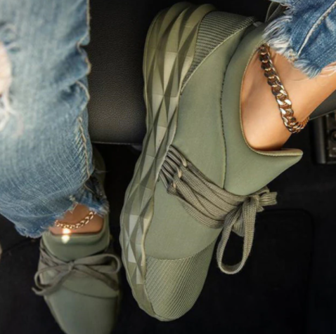 Zwarte dames sneakers met ademend design en comfortabele zool. Perfecte casual schoenen voor elke dag.