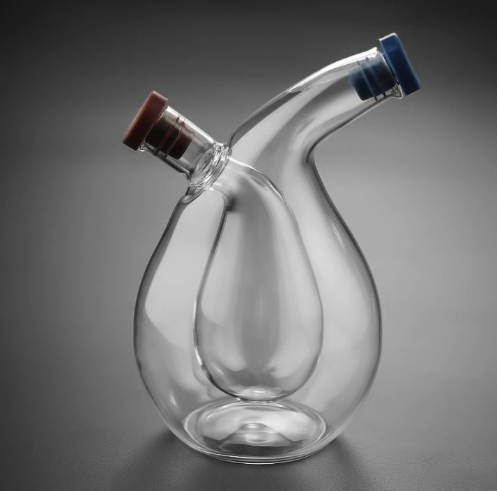 Milieuvriendelijke glazen oliefles met dubbellaags design voor verse opslag van culinaire oliën. Een duurzame keuze.