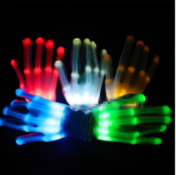 Dansende kinderen met oplichtende LED neon kinderhandschoenen. Perfect voor avondentertainment en plezier.