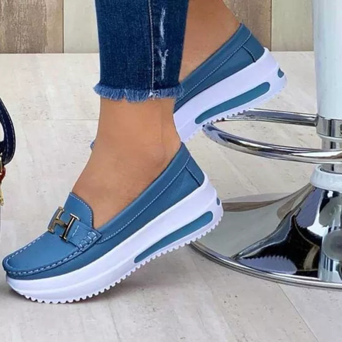 Zomerse damesschoenen: elegante platte schoenen met voetondersteuning voor comfortabele wandelingen.
