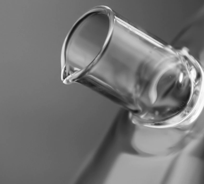 Transparante dubbellaagse oliefles van glas, ideaal voor het bewaren en schenken van olijfolie en azijn. Handig keukengerei.