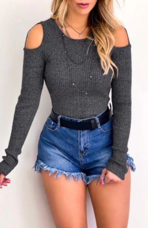 Comfortabele en stijlvolle blauwe off-shoulder trui voor dames. Ideaal voor elegante winterkleding.