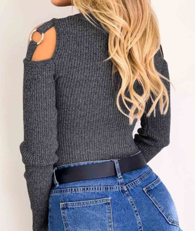 Trendy off-shoulder dames trui in blauw, een comfortabele en elegante toevoeging aan je wintergarderobe.