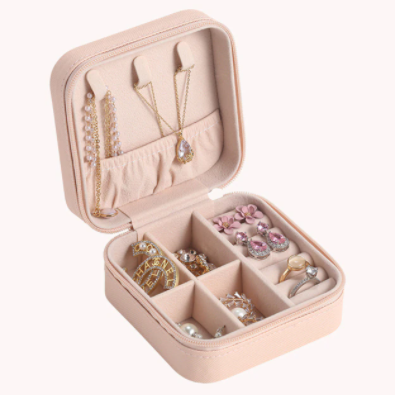 Compacte reis sieraden organizer, ideaal voor het veilig opbergen van je juwelen onderweg.