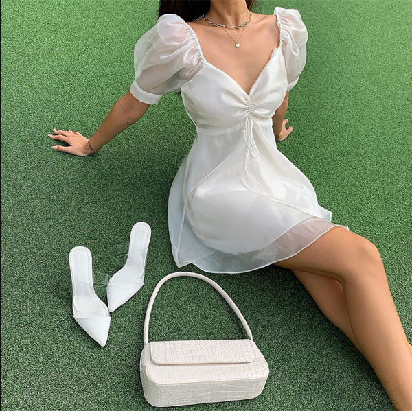 Flatterende witte zomerjurk voor vrouwen, ideaal als strandjurk of trendy casual outfit. Luchtig en stijlvol.