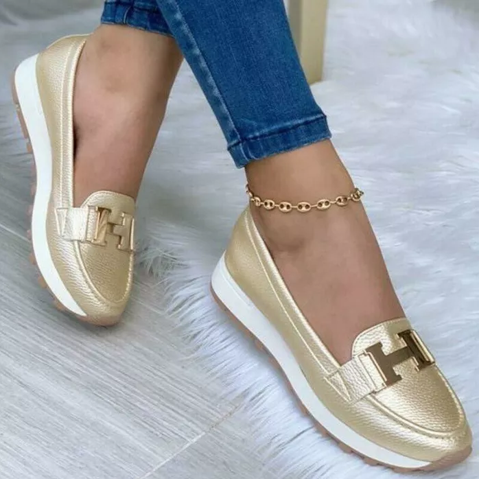Trendy platte damesschoenen in een elegant design, perfect voor een modieuze zomerlook.