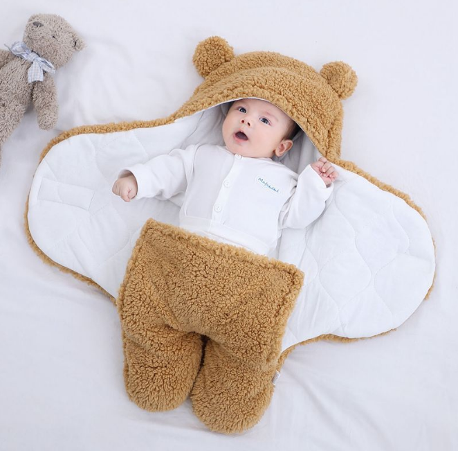 Pluche babyslaapzak beer voor pasgeborenen, zacht, warm en veilig voor de winter.