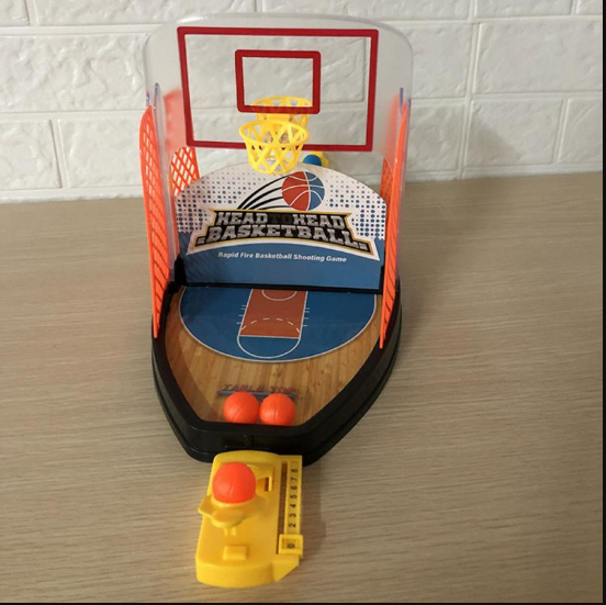 Kind speelt lachend met educatief mini basketbalspel, bevordert sport, motoriek en interactief familieplezier.