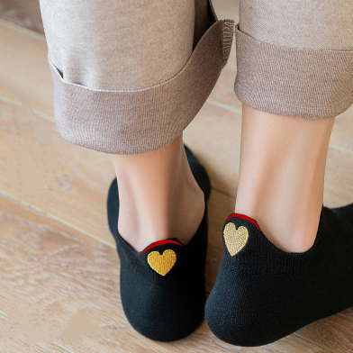 Detailopname van zachte dames hartjes sok, toont het fijne breiwerk en het duidelijke hartjespatroon.