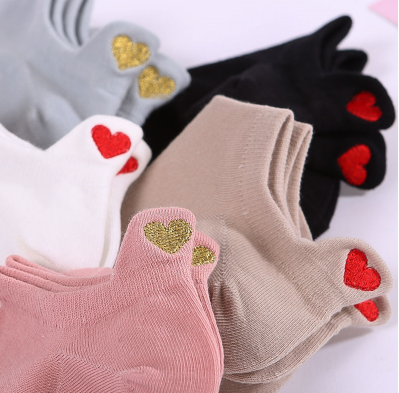 Rode hartjes op zachte dames sokken, comfortabel en warm. Ideaal voor het najaar en de winter.