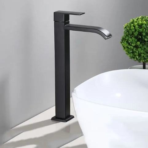 Compacte matzwarte koudwater wastafelkraan Noira, perfect voor kleinere badkamers.