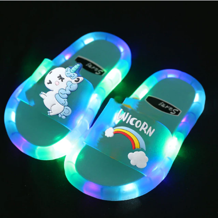 Comfortabele kinder LED slippers met lichtjes voor jongens en meisjes, perfect voor speels zomerplezier.