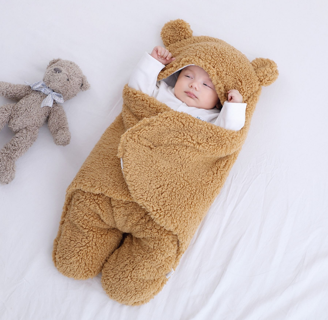 Babyslaapzak in beerdesign van ademend katoen en knus fleece, voor comfortabele baby's.