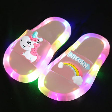 Speelse kinder LED slippers met antislipzool, ideaal voor veilig en vrolijk spelen in de zomer.