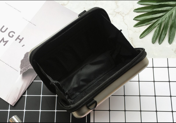 Trendy dames schoudertasje van PVC, praktisch voor dagelijks gebruik, met een luxe uitstraling.