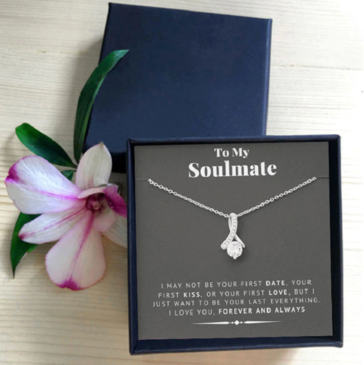 Duurzame Tibetaans zilveren ketting met glinsterende zirkonia hanger, perfect als Valentijn partnercadeau.