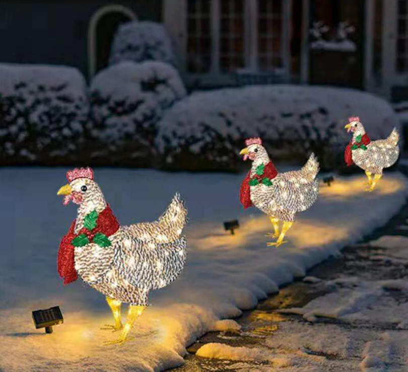 Decoratieve lichtgevende kip met sjaal voor tuin en terras. Sfeervolle buitenverlichting en winterdecoratie.