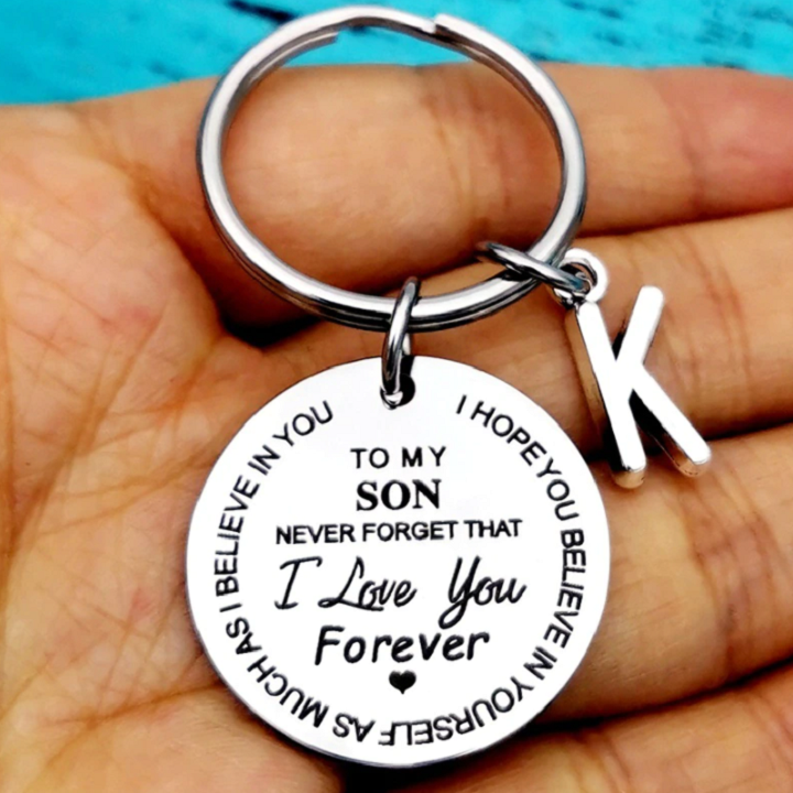 Gepersonaliseerde sleutelhanger RVS met initiaal, perfect kindercadeau voor zoon of dochter.