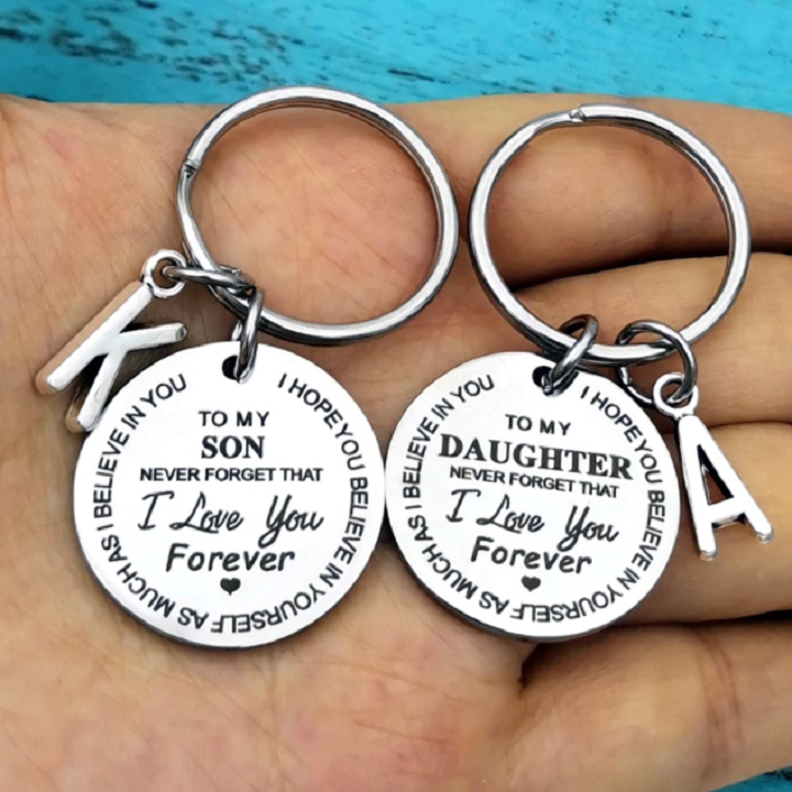 Unieke sleutelhanger voor kinderen, RVS met gepersonaliseerd initiaal, een blijvend cadeau.
