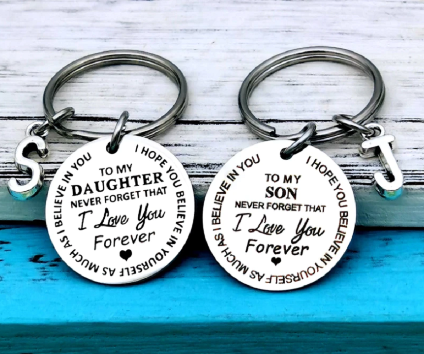 Kindercadeau: RVS sleutelhanger met initiaal, gepersonaliseerd voor dochter of zoon.