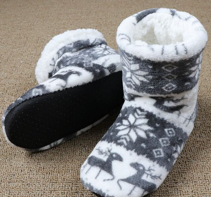 Warme dames huissokschoenen met zachte voering en antislip zool, ideaal voor koude winteravonden.