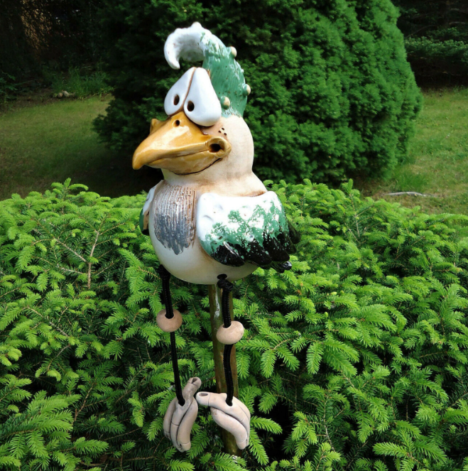 Leuke keramische tuinkip, ideale tuinaccessoire die vrolijkheid brengt in de tuin.