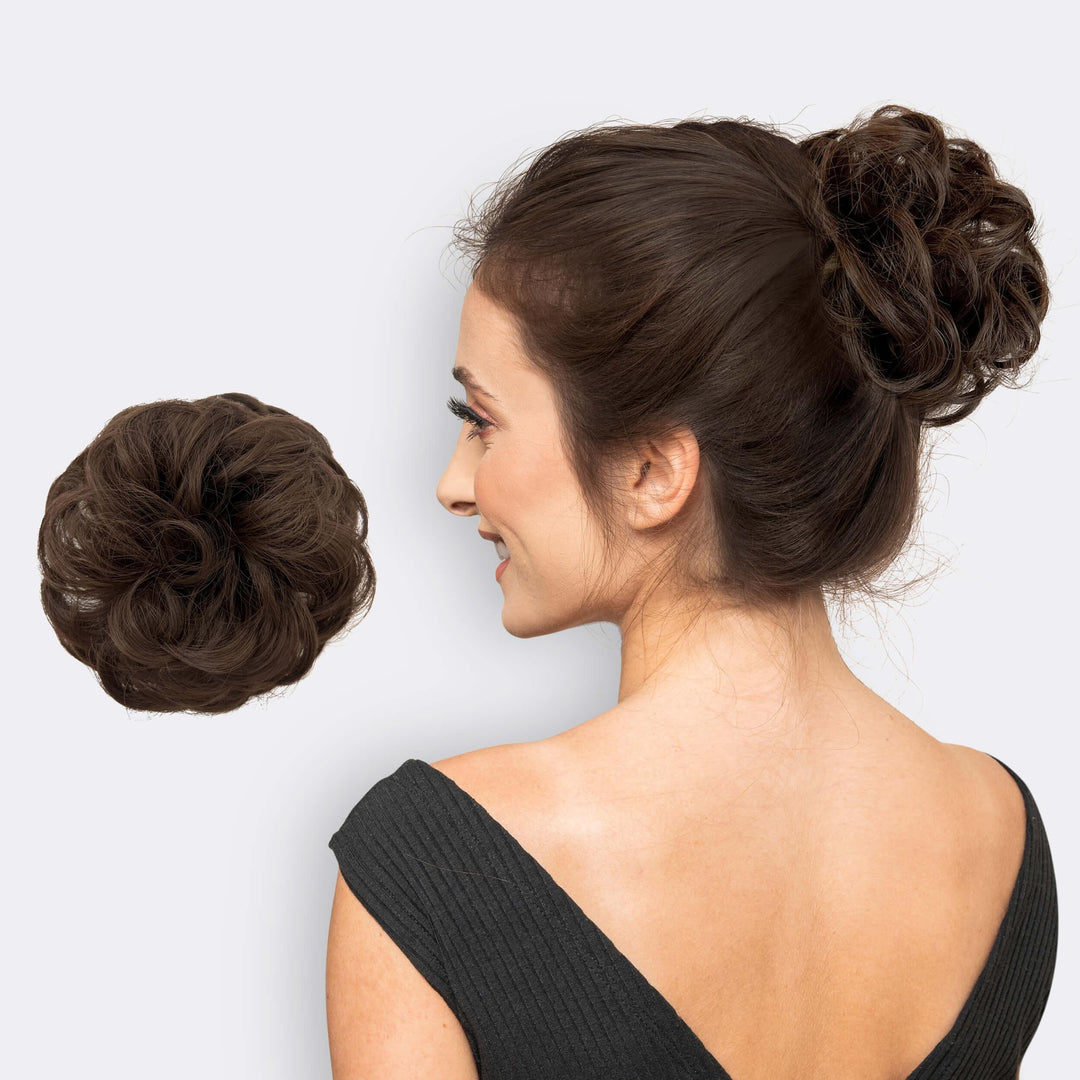 Elegante blond hairextensie scrunchie voor dames. Voeg eenvoudig volume toe aan je knot.