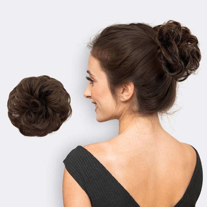 Elegante blond hairextensie scrunchie voor dames. Voeg eenvoudig volume toe aan je knot.