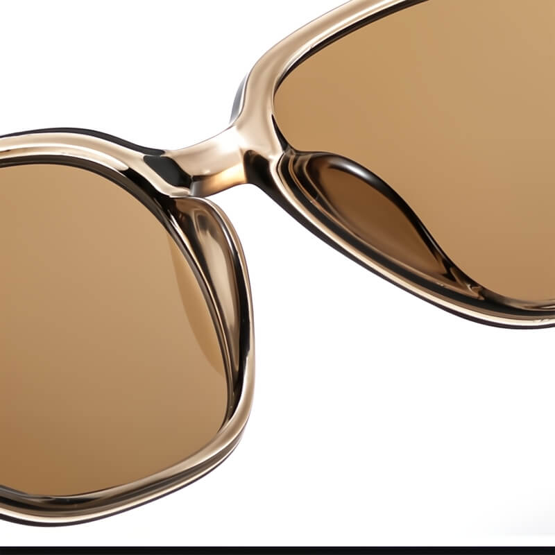 Moderne unisex zonnebril met gepolariseerde glazen voor schitteringsvrije zomerse dagen.