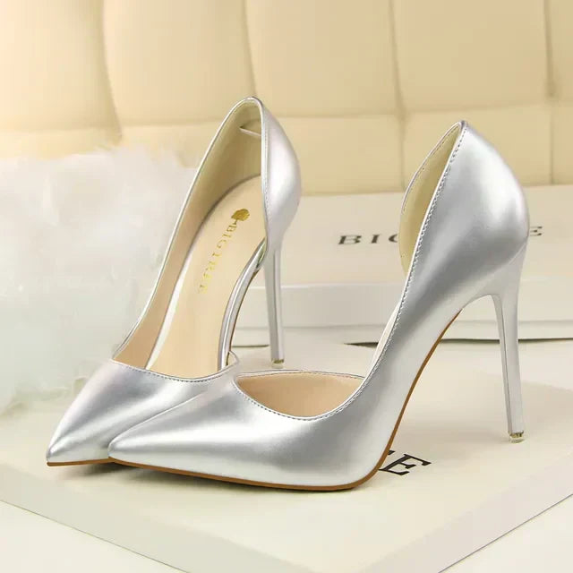 Vrouw draagt elegante T-strap orthopedische pumps, comfortabele feest schoenen in damesmode.