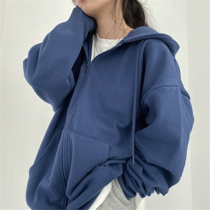 Model draagt HipHoodie™: trendy dames hoodie, casual pasvorm, perfect voor herfst en dagelijks gebruik.