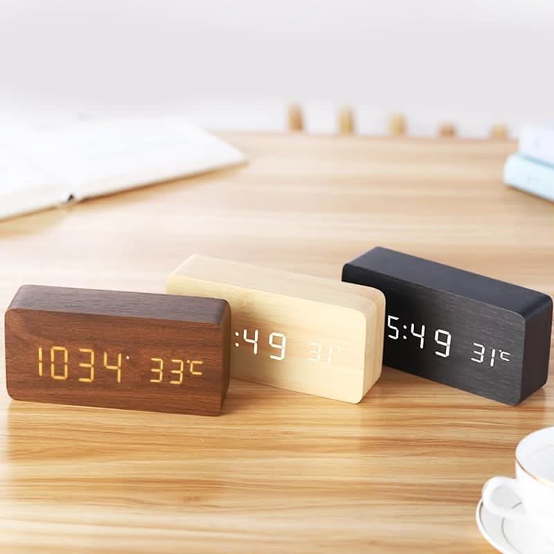 LED digitale wekker TimberGlow met stijlvol houtdesign, perfect voor slaapkamer. Toont tijd en temperatuur.