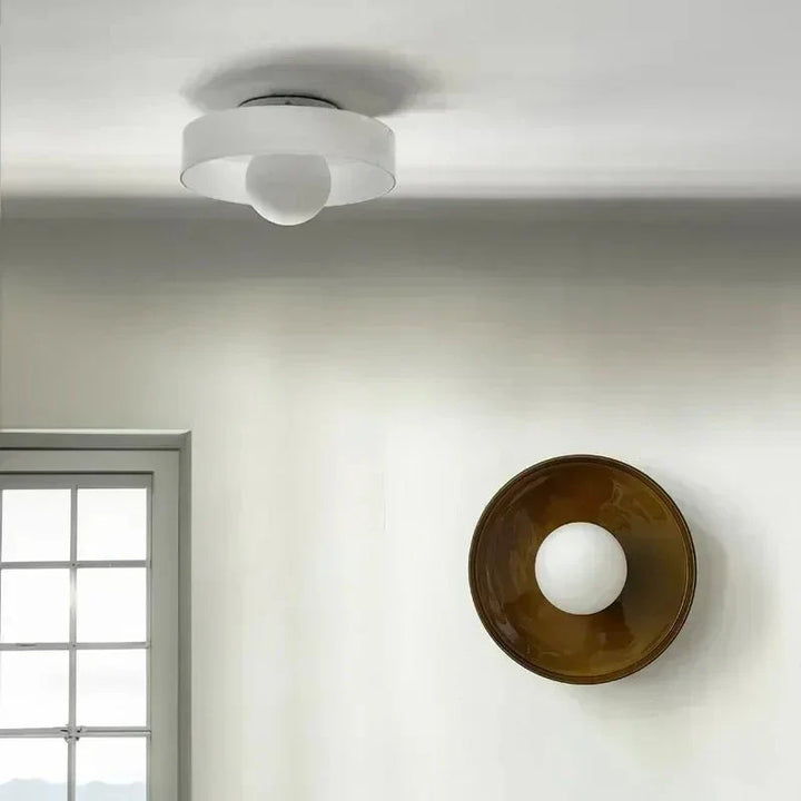 Stijlvolle glazen plafondlamp voor woonkamer of slaapkamer, Scandinavisch design, met sfeervolle LED verlichting.