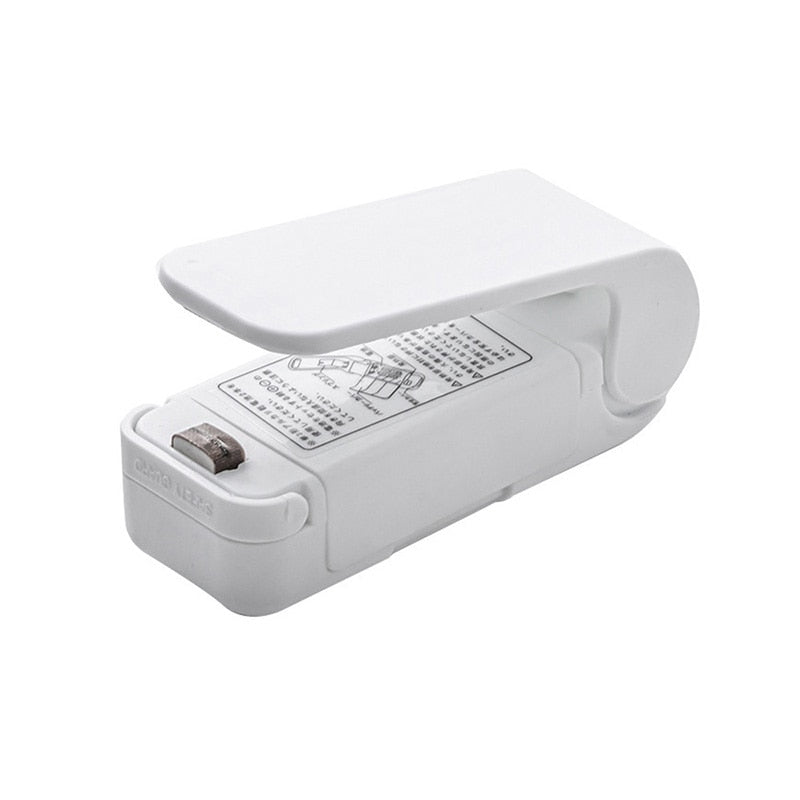 Slimme FreshSeal foodsaver, een compacte keukenhulp die versheid garandeert voor al je boodschappen.