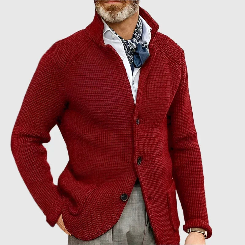 Stijlvol heren vest, gebreid, gecombineerd met een overhemd voor een smart casual look.