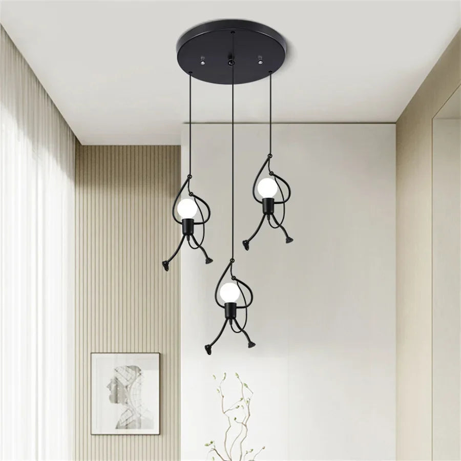 Verlichte FunPop plafondlamp in actie, creëert een warme, speelse gloed dankzij het opvallende retro design.