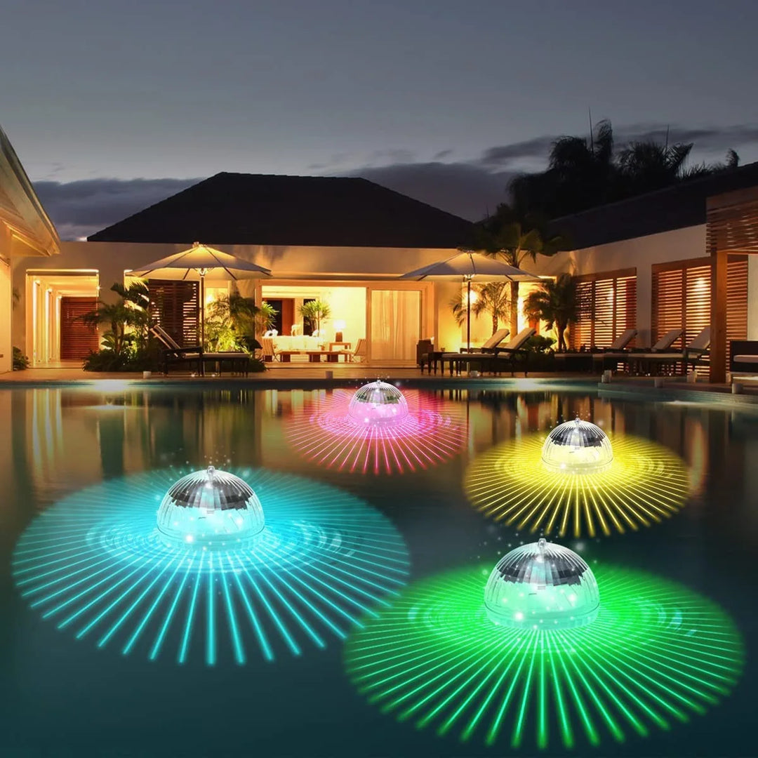 LumiGlobe RGB LED drijflamp in zwembad, verandert van kleur, perfect voor sfeervolle zwembadverlichting op zonne-energie.