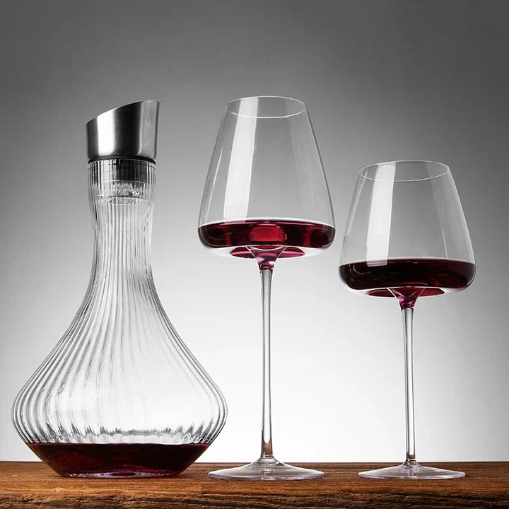 Set van elegante Cristallo kristal wijnglazen op een gedekte tafel voor een feestelijk diner.