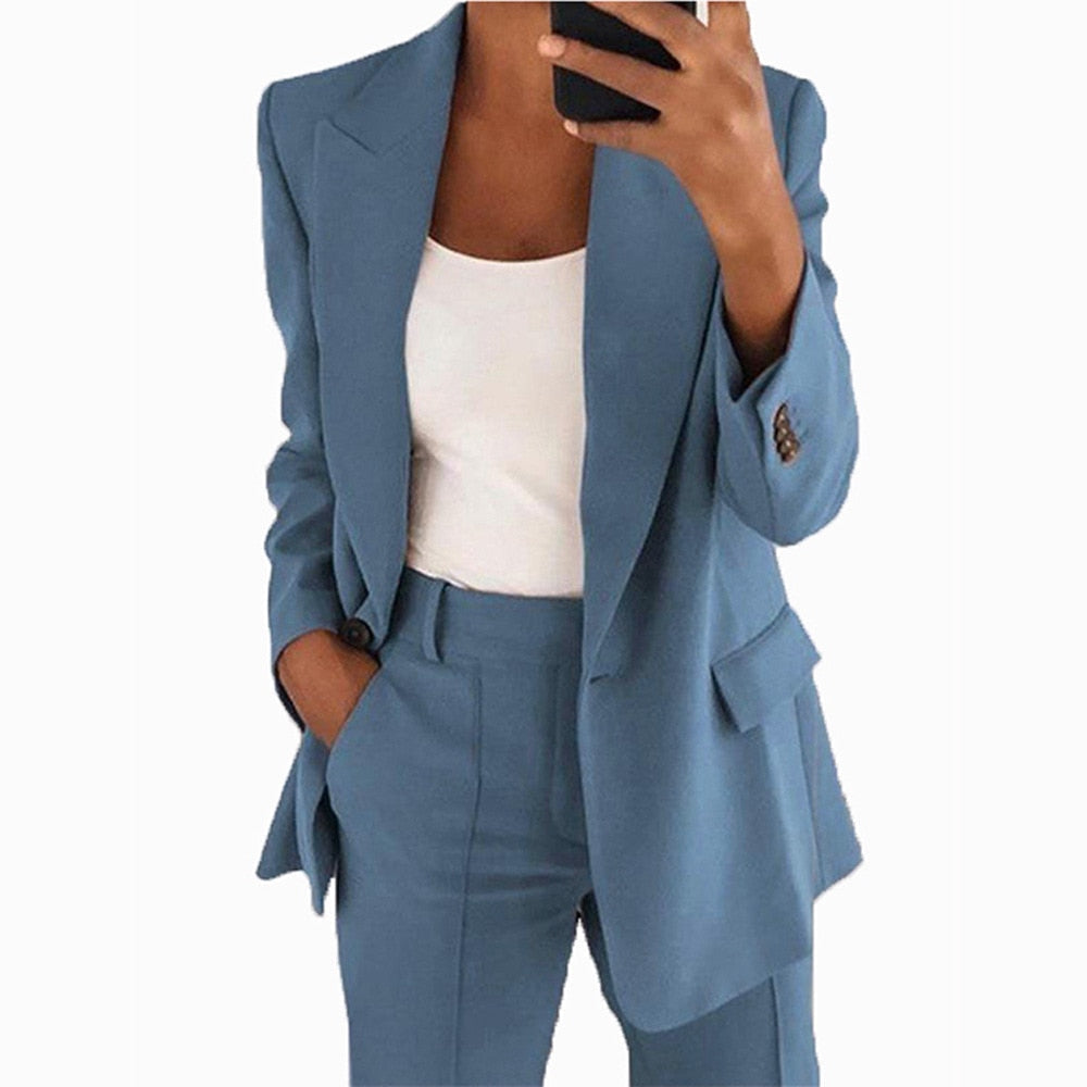 Damesblazer met elegante pasvorm, een veelzijdig kledingstuk voor elke garderobe.