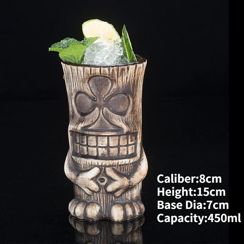 Vrolijke keramische mok voor cocktails, ideaal voor drankjes.