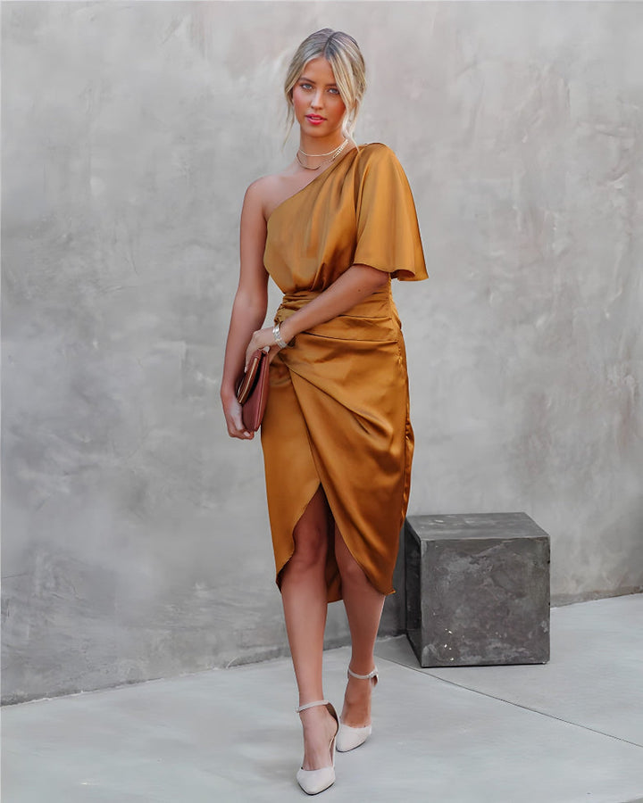 Stijlvolle en comfortabele damesjurk met asymmetrische details en off-shoulder design.