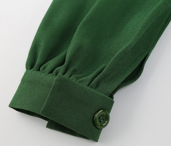 Veelzijdige damesjurk met V-hals en lange mouwen, geschikt als elegante herfst- of winterjurk.