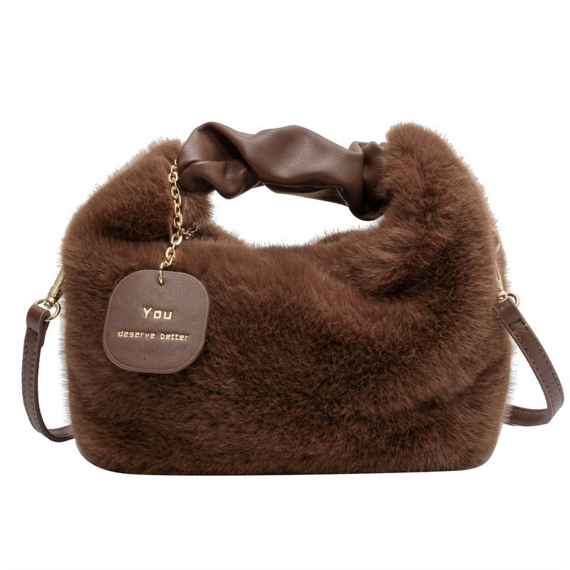 Trendy accessoire: deze pluizige handtas voegt flair toe aan elke look.