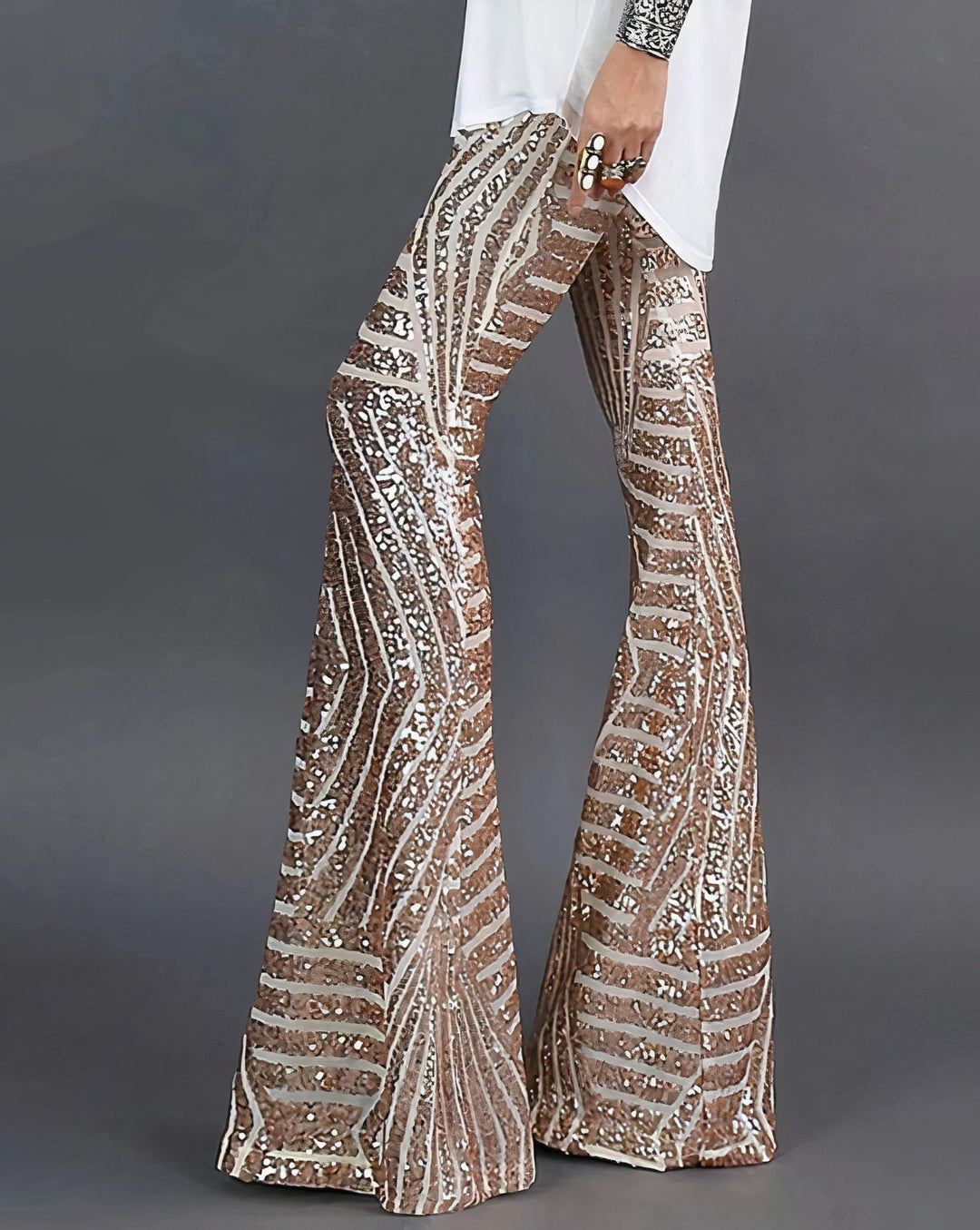 Sprankelende dames flare broek met glitters, perfect voor feestjes en dans. Modieuze uitlopende broek voor vrouwen.