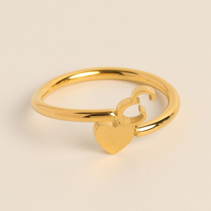 Dames sieraad: verstelbare gouden initialen hartring, gepersonaliseerde letter.