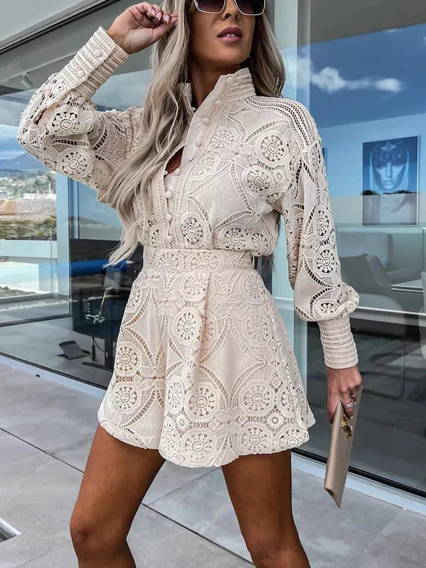 Stijlvolle dames zomer outfit: elegante tweedelige set met kanten top en comfortabele shorts.